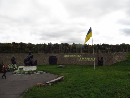Біля Шевченкового джерела на Дубенщині висадили вишневий садок
