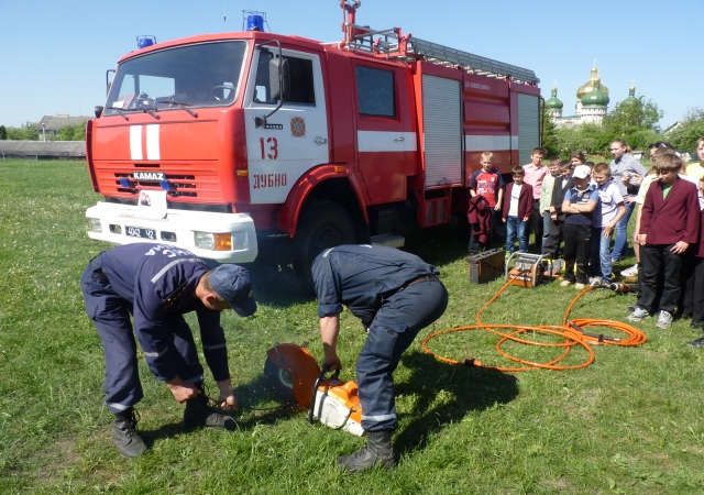 Дубенські школярі надягали костюми пожежників на швидкість