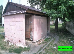 Мерові не пахне: чи смердить громадська вбиральня біля міськради в Дубно?