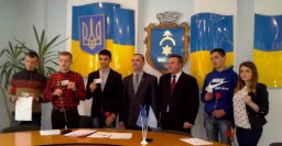 Перші 5 пластикових паспортів-карток видали дубенським підліткам