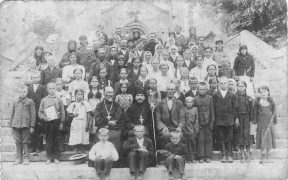 Птицькі прихожани у 1938 році у Почаєві.