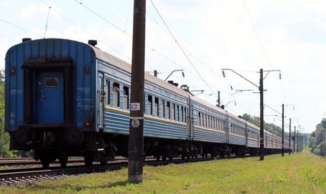 У Дубенському районі під потягом загинули двоє залізничників