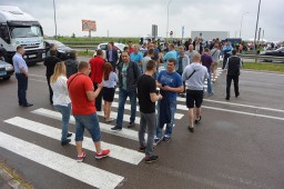 Рівненські автогонщики влаштували попереджувальну акцію протесту