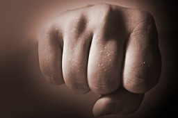 Вступитися за жінку, а натомість отримав кулаком в обличчя