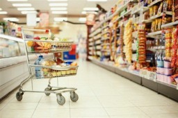 Покупці місцевого супермаркету передали бійцям продукти та засоби гігієни