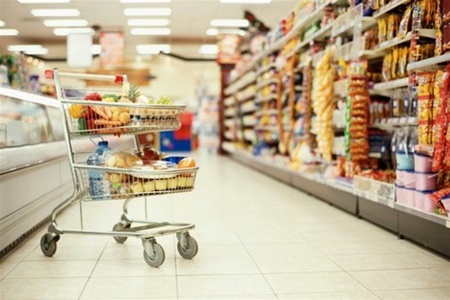 Покупці місцевого супермаркету передали бійцям продукти та засоби гігієни