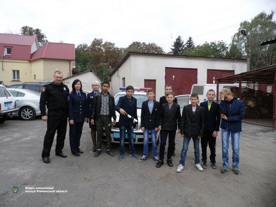 Дубенські школярі завітали в гості до місцевої поліції