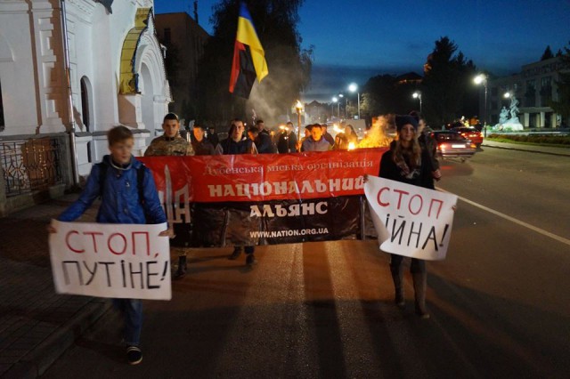 Молодь рухалася Дубном із плакатами з написами «Стоп, Путіне!», «Стоп війна!»