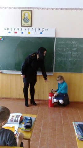 Рятувальники розповіли школярам, як поводитися під час пожежі