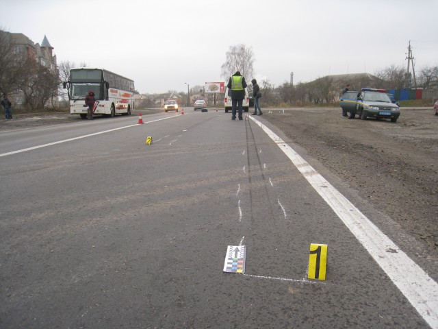 18-річний хлопець кинувся під колеса автівки «Volkswagen Caddy»