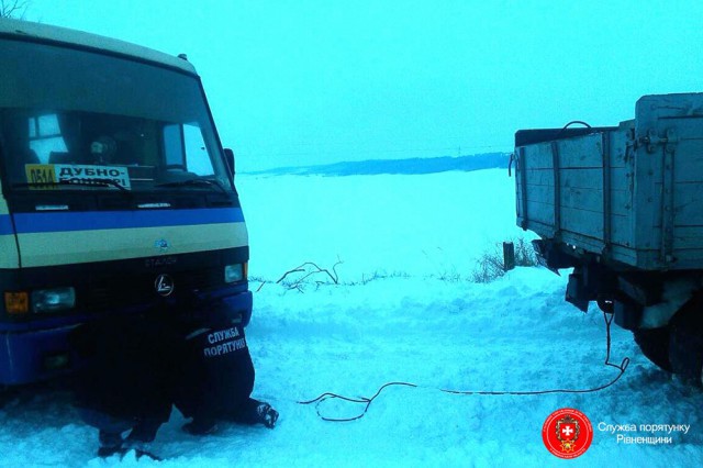 У снігу застряг автобус із пасажирами