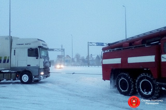 Окрім автобуса, рятувальники буксирували ще не одне авто