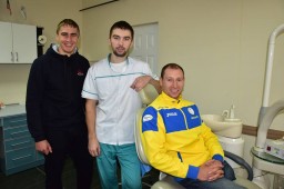 Місцевий стоматолог зробив веслувальникам сюрприз