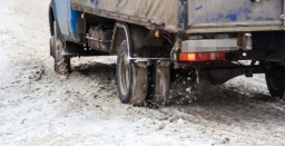 Біля Рачина у сніговому заметі застрягла "фура"