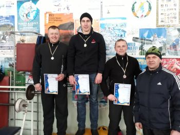 Молодь та дорослі чоловіки позмагалися на Зимовому турнірі веслувального клубу 