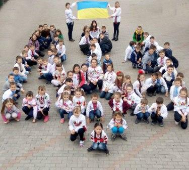 Школярі Дубенщини взяли участь у флешмобі