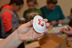 Дубенських дітей вчили робити писанки-магніти