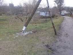 За ніч хтось пошкодив бетонний стовп