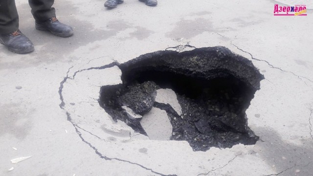 У центрі Дубна провалився бус