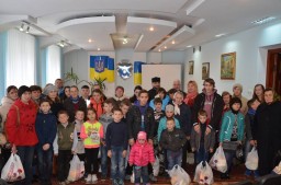 Потребуючі сім'ї отримали пасхальні подарунки