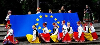 У зв'язку з безвізом у Дубні замайоріли прапори України та ЄС