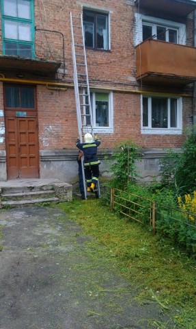 На другому поверсі п’ятиповерхового будинку в дубенчанки зачинилися вхідні двері