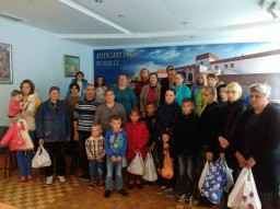 Благодійний фонд вручив дітям подарунки