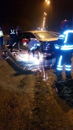 Рятувальники за допомогою спецінструментів дістали з дорожнього відбійника BMW