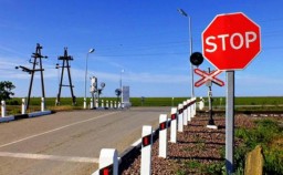 Перекриття переїзду в Дубні продовжено