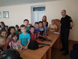 Школярі ходять у гості в поліцію