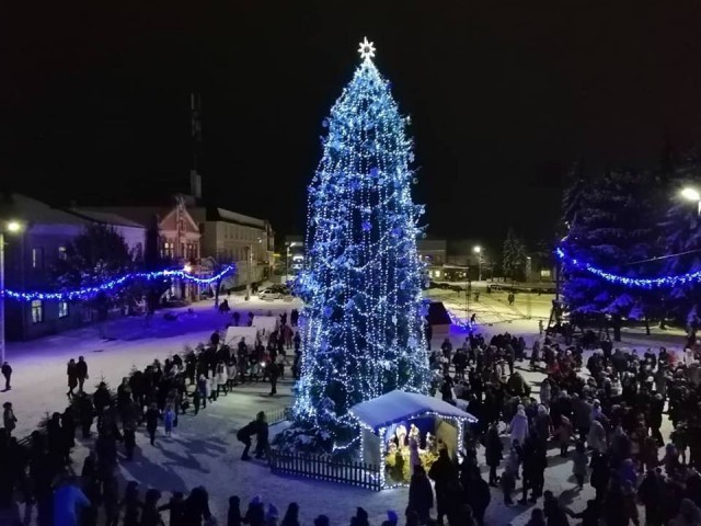 У Дубні засяяла головна новорічна ялинка міста