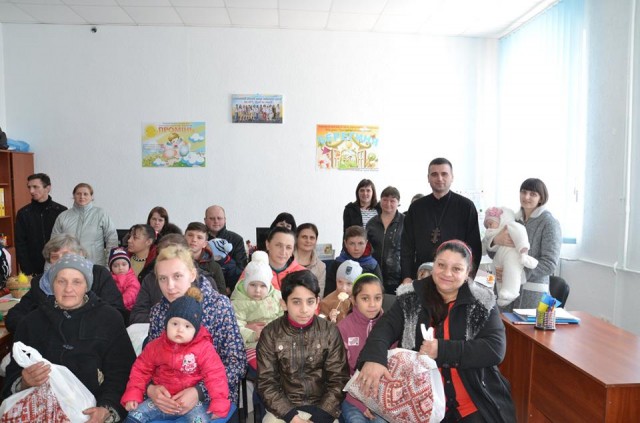 Діти соціально незахищених категорій отримали пасхальні подарунки