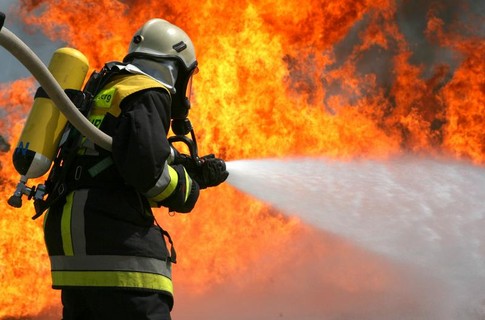 Вісім рятувальників гасили палаючу будівлю в Дубні