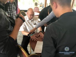 Керівник дубенської медицини вимагав від підприємця 50 відсотків «відкату»