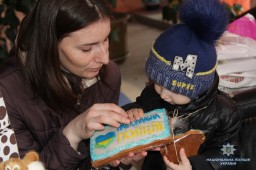 У Великодні дні поліцейські передали дітям Рівненщини печиво від Матвійка